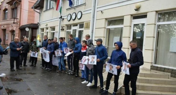 На Закарпатье пикетировали консульство Венгрии