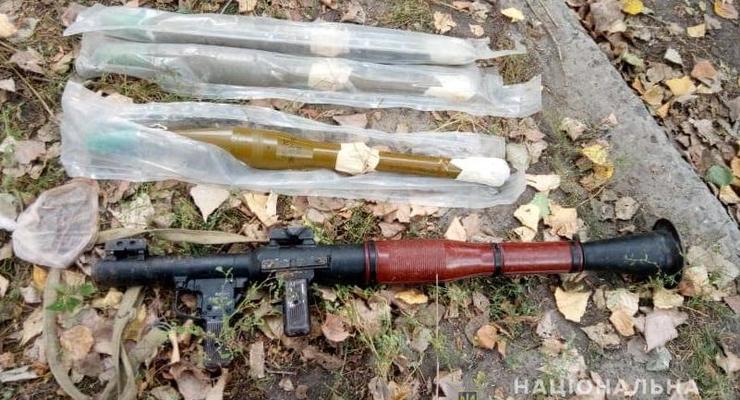 Нес по улице мешок оружия: в Луганской области задержали мужчину
