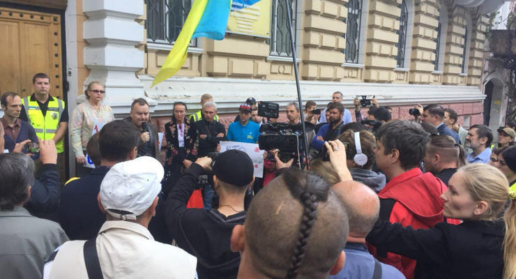 В Одессе второй день пикетируют управление полиции