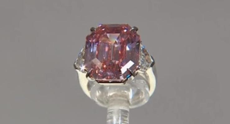 На аукцион выставили уникальный розовый бриллиант