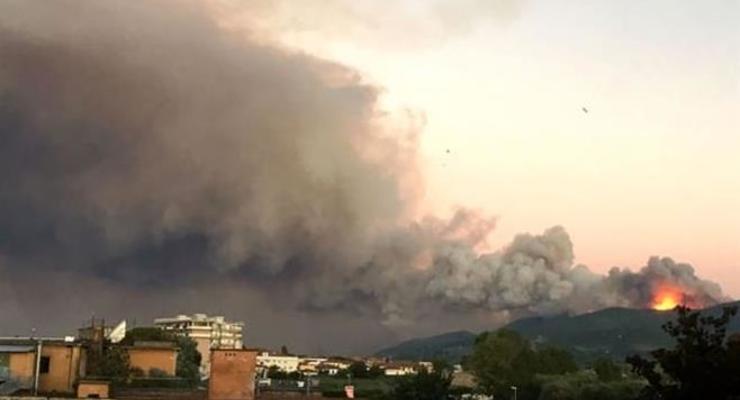 В Италии из-за лесного пожара эвакуировали полтысячи человек