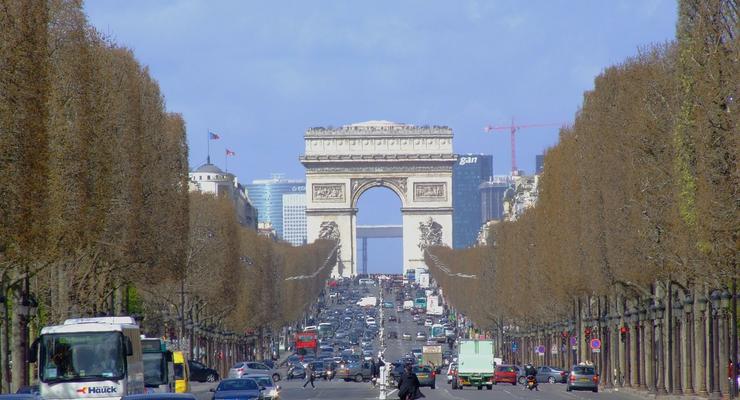 Во Франции впервые арестовали по закону об уличном приставании
