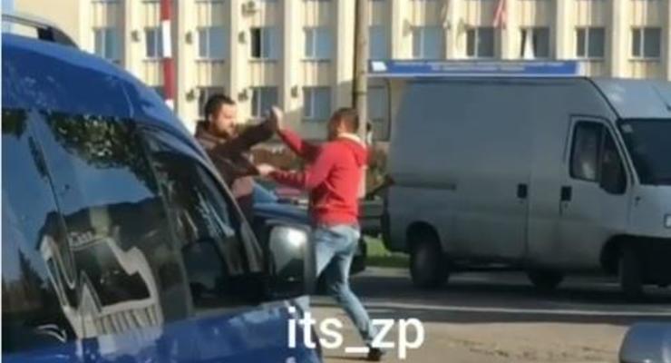 В центре Запорожья произошла драка между водителем и пешеходом