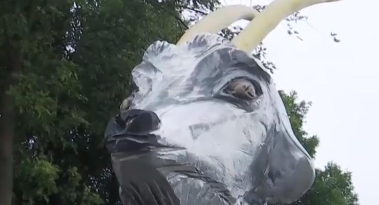 В Черниговской области поставили памятник козлу