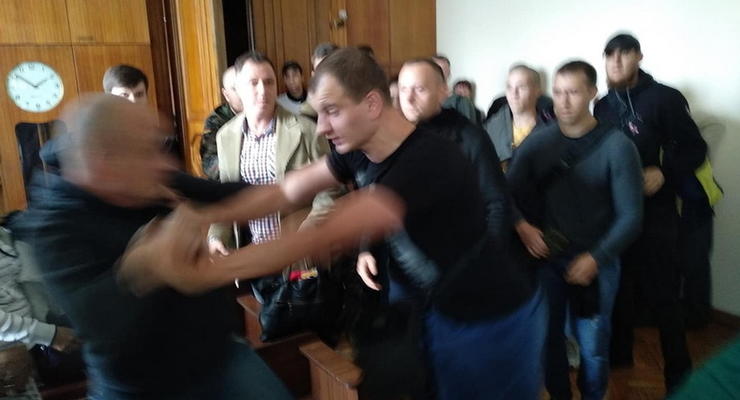 В Житомирском суде подрались С14 и сторонниками блогера Муравицкого