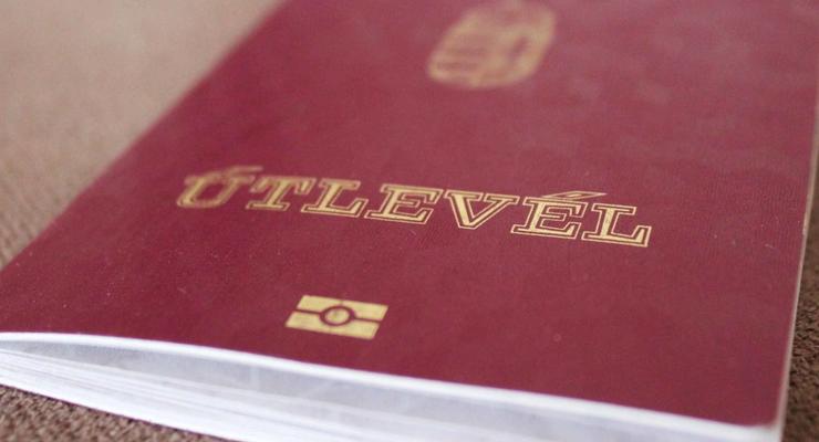 Cкандал с венгерскими паспортами: дело расследуют как госизмену - СМИ
