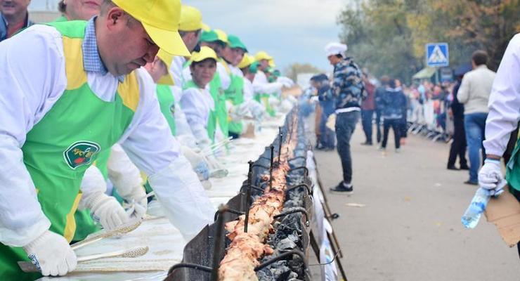 В Казахстане приготовили рекордный по длине шашлык