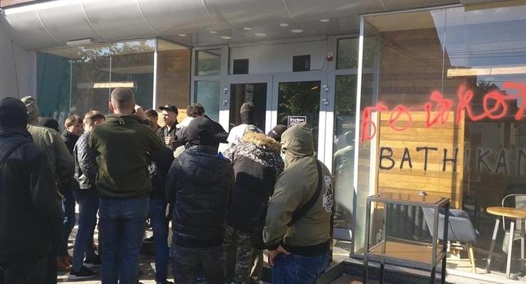 В Житомире С14 забросали шашками кафе из-за карты без Крыма