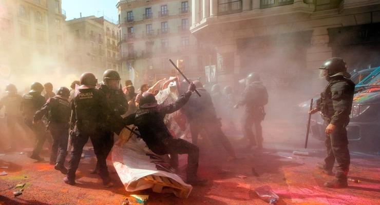 В Барселоне сторонники независимости подрались с полицией