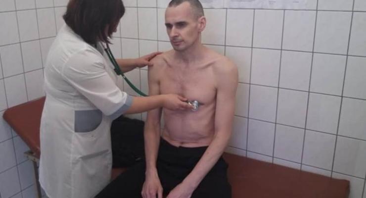 Украина требует допустить своих врачей к Сенцову