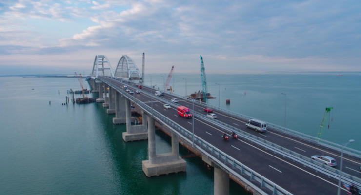 Крымский мост: В РФ назвали дату, когда пустят грузовики