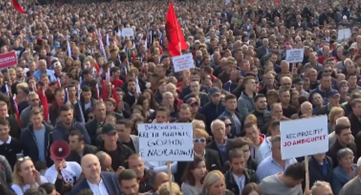 Обострение: В Косово протестуют против обмена землями с Сербией