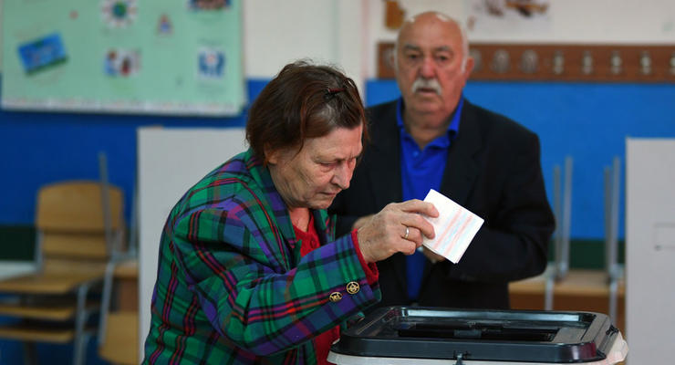 В Македонии начался референдум