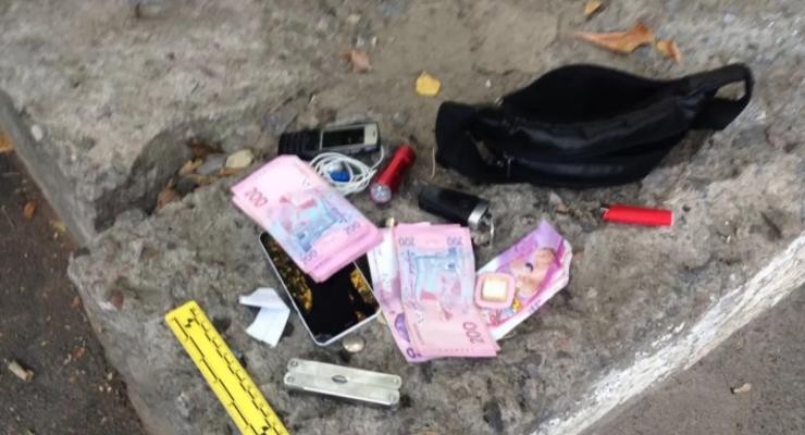 В Киеве, угрожая ножом, грабитель заставил мужчину снять деньги с банкомата