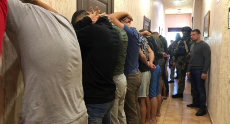 В одесском отеле полиция задержала 25 вооруженных мужчин
