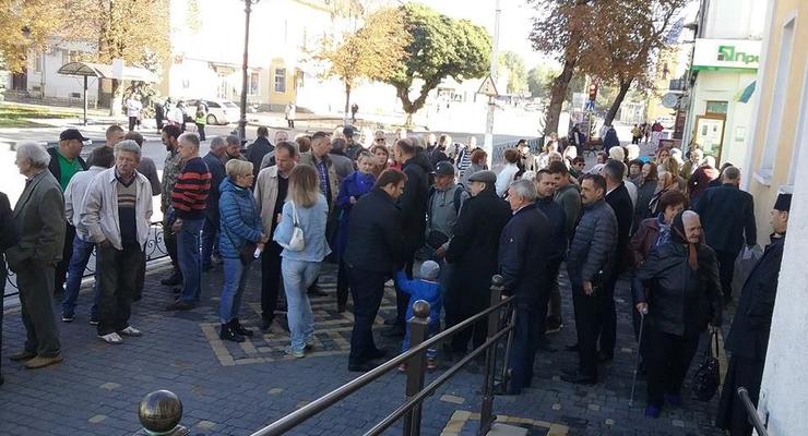 Под Тернополем жители заблокировали ратушу Теребовли