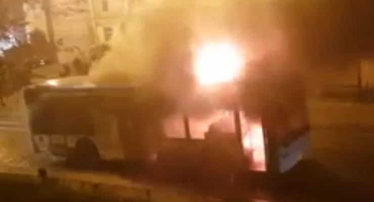 Во Львове возле пожарной части сгорел автобус