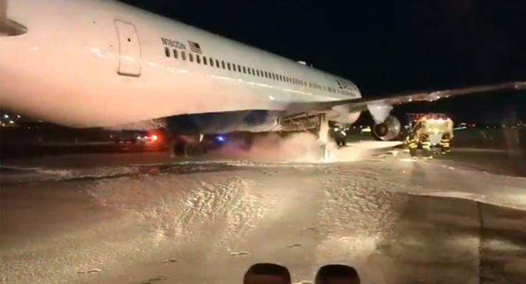 В нью-йоркском аэропорту загорелся самолет с пассажирами