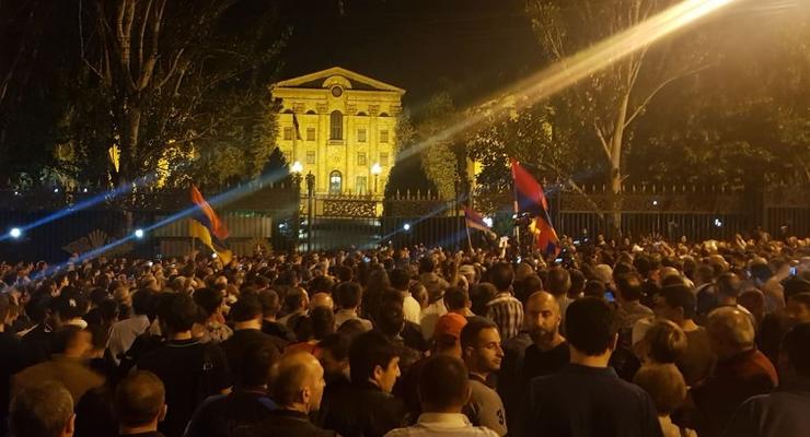 В Армении протестующие заблокировали здание парламента