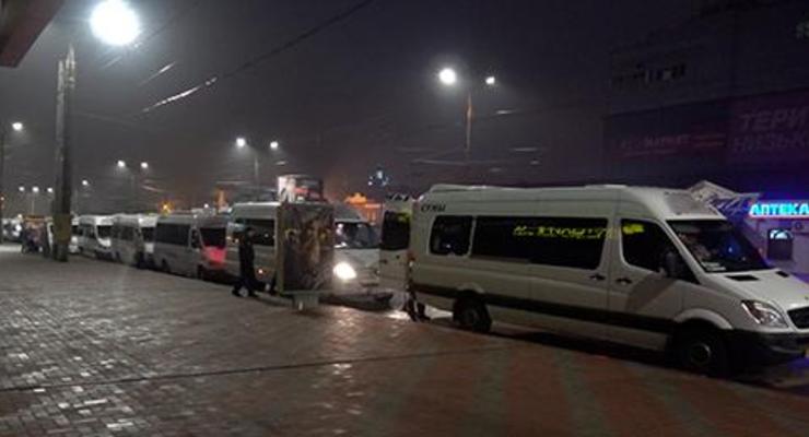 В Сумах ночью 30 хулиганов резали колеса маршруток