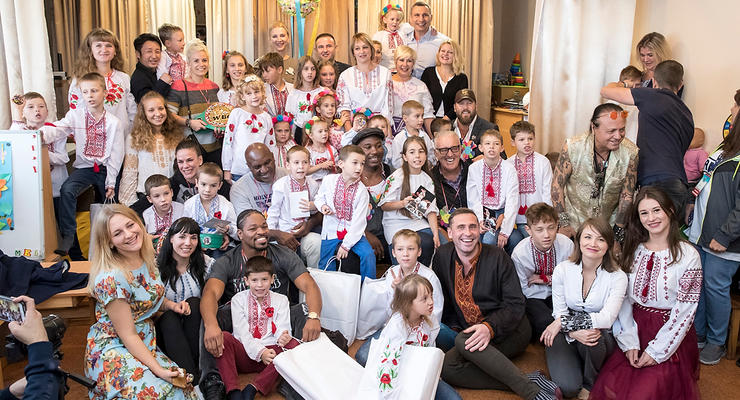 Легендарные чемпионы Кличко, Льюис и Холифилд устроили настоящий праздник киевским детям, - журналист