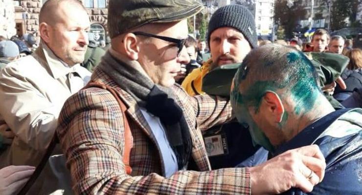В горсовете Киева облили зеленкой и забросали яйцами депутата Гусовского