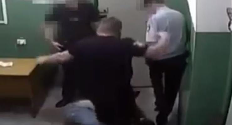 В Харькове арестовали полицейских, которые издевались и избивали задержанных