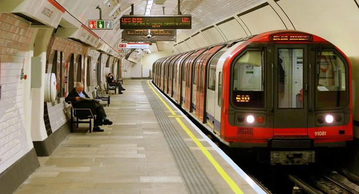 В Лондоне мужчина толкал людей под поезд