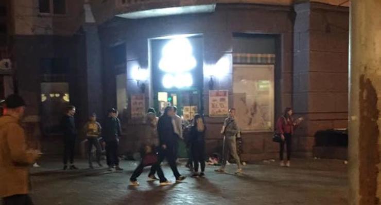 В Киеве толпа детей ограбила магазин - журналист
