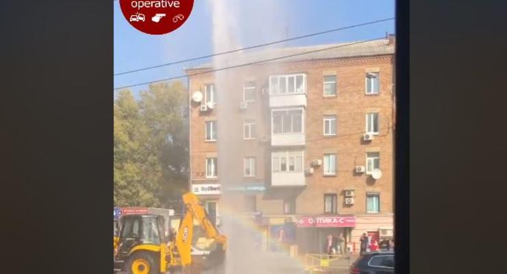 В Киеве на Лукьяновке забил огромный "фонтан", по адресам нет воды