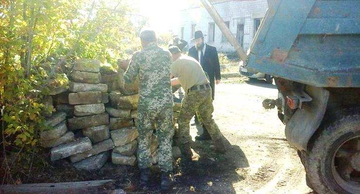 На военной базе возле Черновцов нашли сотни еврейских надгробий