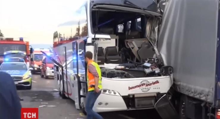 В Германии автобус с туристами врезался в грузовик: 35 пострадавших