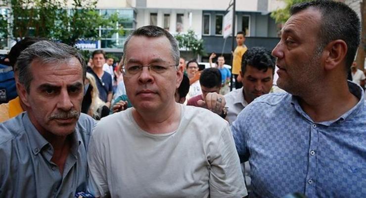 Суд в Турции освободил американского пастора