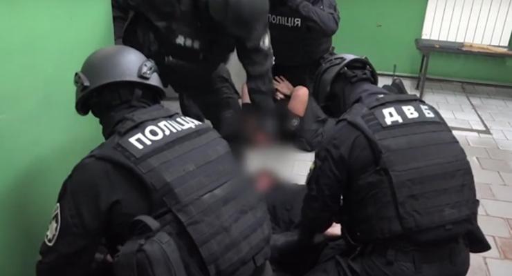 В Харькове арестовали двух полицейских за избиение мужчины в метро