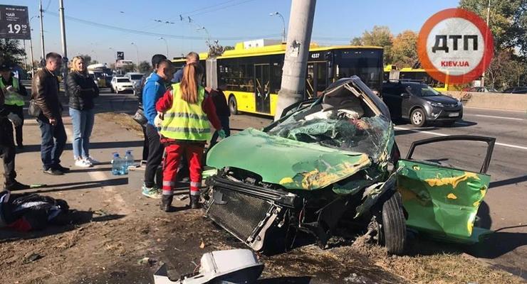 В Киеве автомобиль врезался в столб, есть жертвы