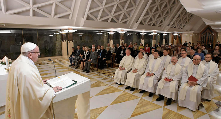 Папа Римский лишил сана двух епископов из-за обвинений в педофилии