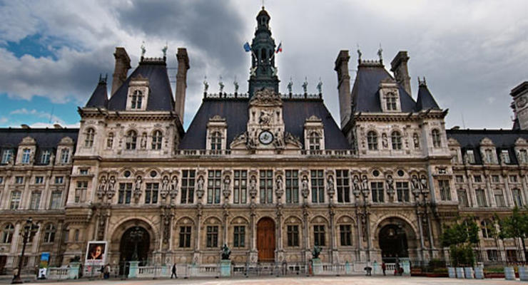 В Париже бездомных поселят в здании мэрии