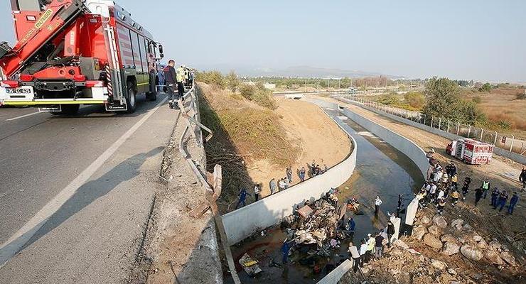 В Турции грузовик упал в реку, 19 погибших
