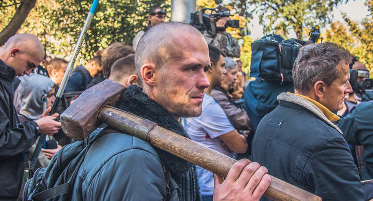 Радикалы в Киеве попытались снести памятник Ватутину