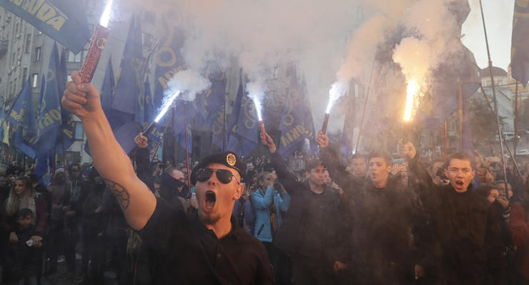 "Вернем Украину украинцам". Плакаты и кричалки на марше националистов