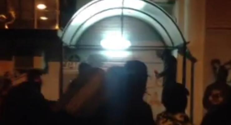 В Киеве С14 атаковали офис Медвечука