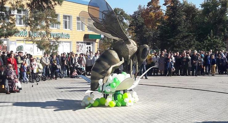 На Волыни открыли памятник пчеле