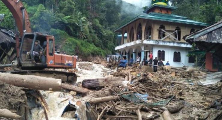 Десятки людей погибли из-за обрушения школы в Индонезии