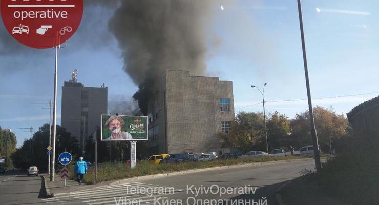 В Киеве горит завод Транссигнал
