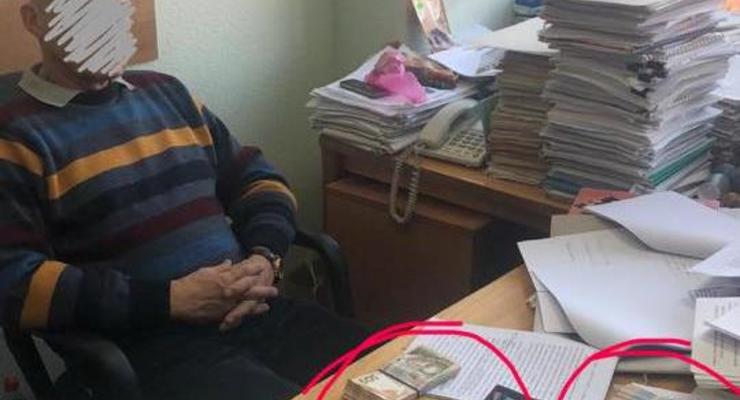 В Киеве чиновника задержали на взятке в 650 тысяч гривен