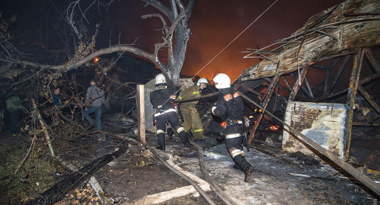 Масштабный пожар уничтожил пляжный городок в Одессе