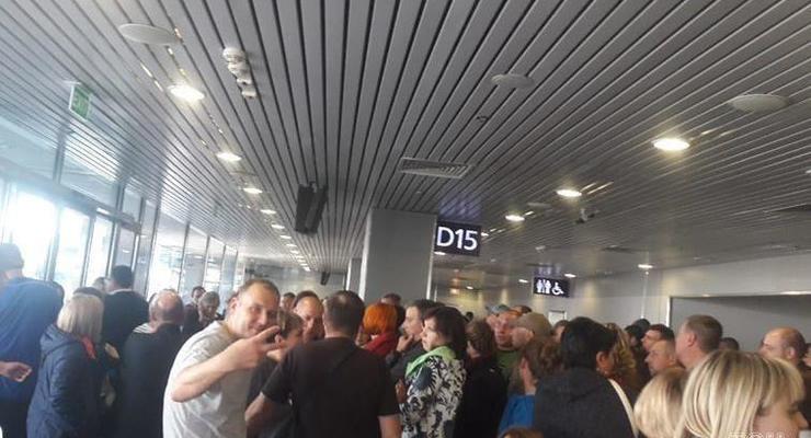 СМИ: В киевском аэропорту застряли 200 пассажиров