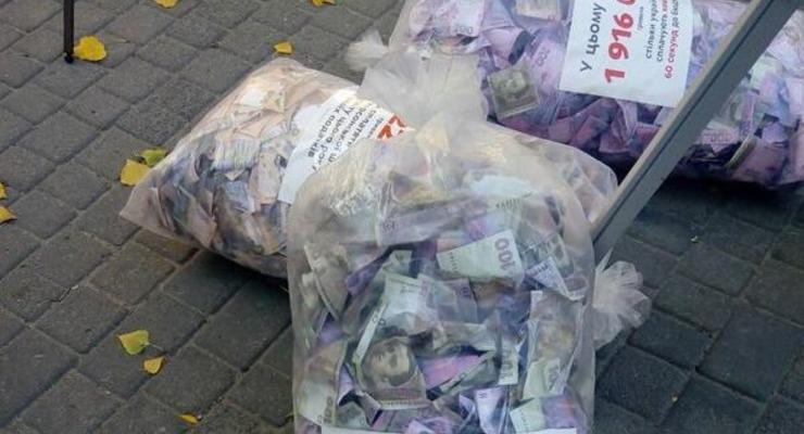 В центре Херсона разбросали мешки с "деньгами"
