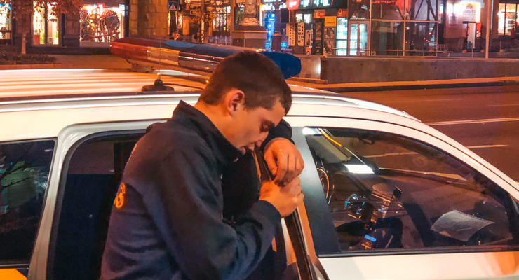 В Киеве на Крещатике неадекватный парень бросался на людей, плакал и звал полицию