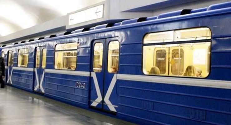 В Киеве на синей ветке метро сломался поезд, движение ограничено